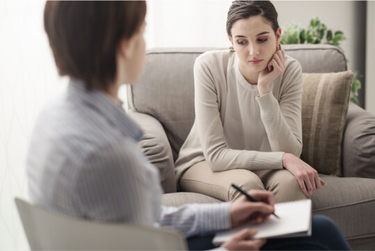 Грустная девушка на приеме в кабинете психолога